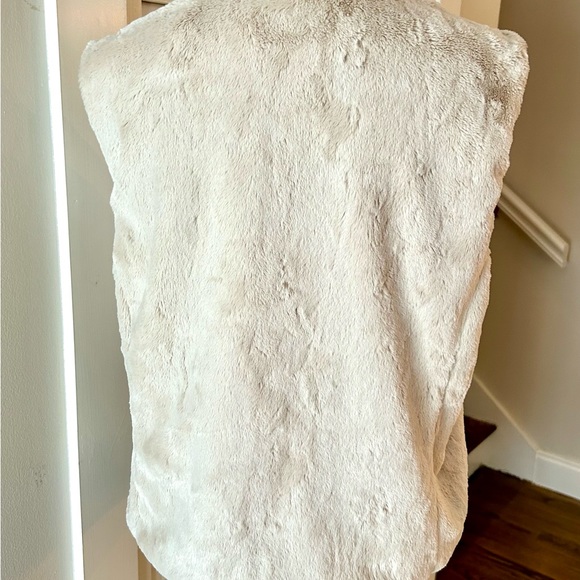 EIGHTY SIX CREAM FAUX FUR VEST, Size L Very soft & expensive looking! $24 - Picture 4 of 5